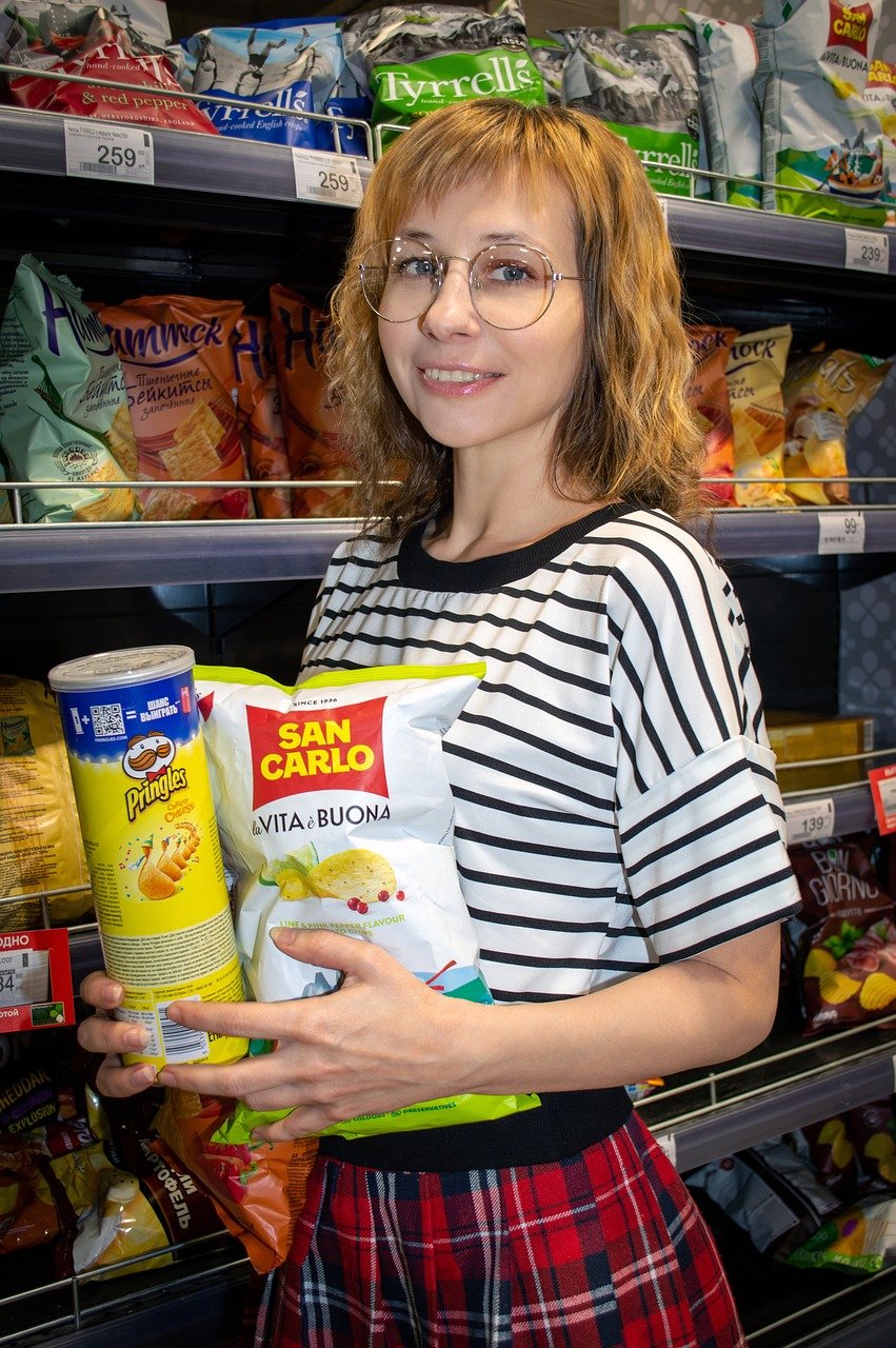 girl, chips, supermarket-7024550.jpg